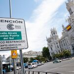 Imagen de un cartel de Madrid Central junto al Palacio de Cibeles