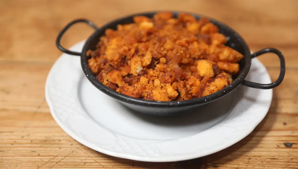 Una cazuela de migas