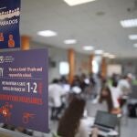 Certificado de "School Safety" en una cristalera del colegio SEK Ciudalcampo, en San Sebastián de los Reyes, Madrid