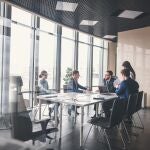 Reunión de trabajadores en una oficina