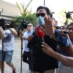 Luis Lorenzo a su llegada al juzgado el día en el que la jueza revisará las medidas cautelares impuestas al matrimonio acusado de la muerte de María Isabel Suárez