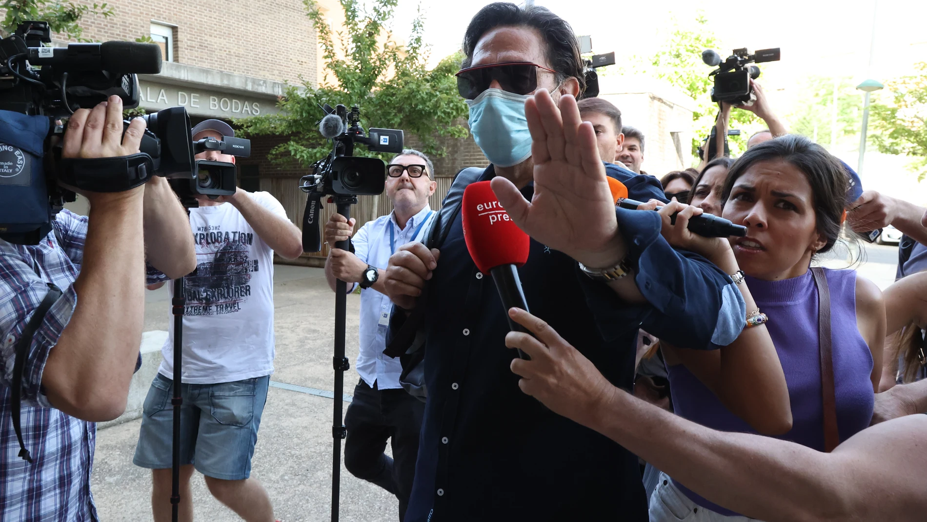 Luis Lorenzo a su llegada al juzgado el día en el que la jueza revisará las medidas cautelares impuestas al matrimonio acusado de la muerte de María Isabel Suárez