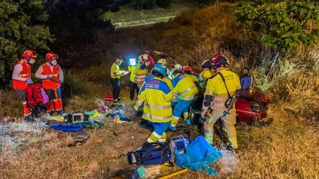 Bomberos de Alcorcón y sanitarios actuando en el accidente de tráfico