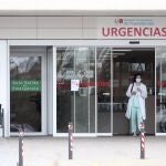 Una sanitaria protegida con guantes y mascarilla en la entrada de Urgencias del Hospital de Fuenlabrada