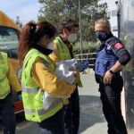 El bebé llega al hospital de La Paz en brazos de una sanitaria.