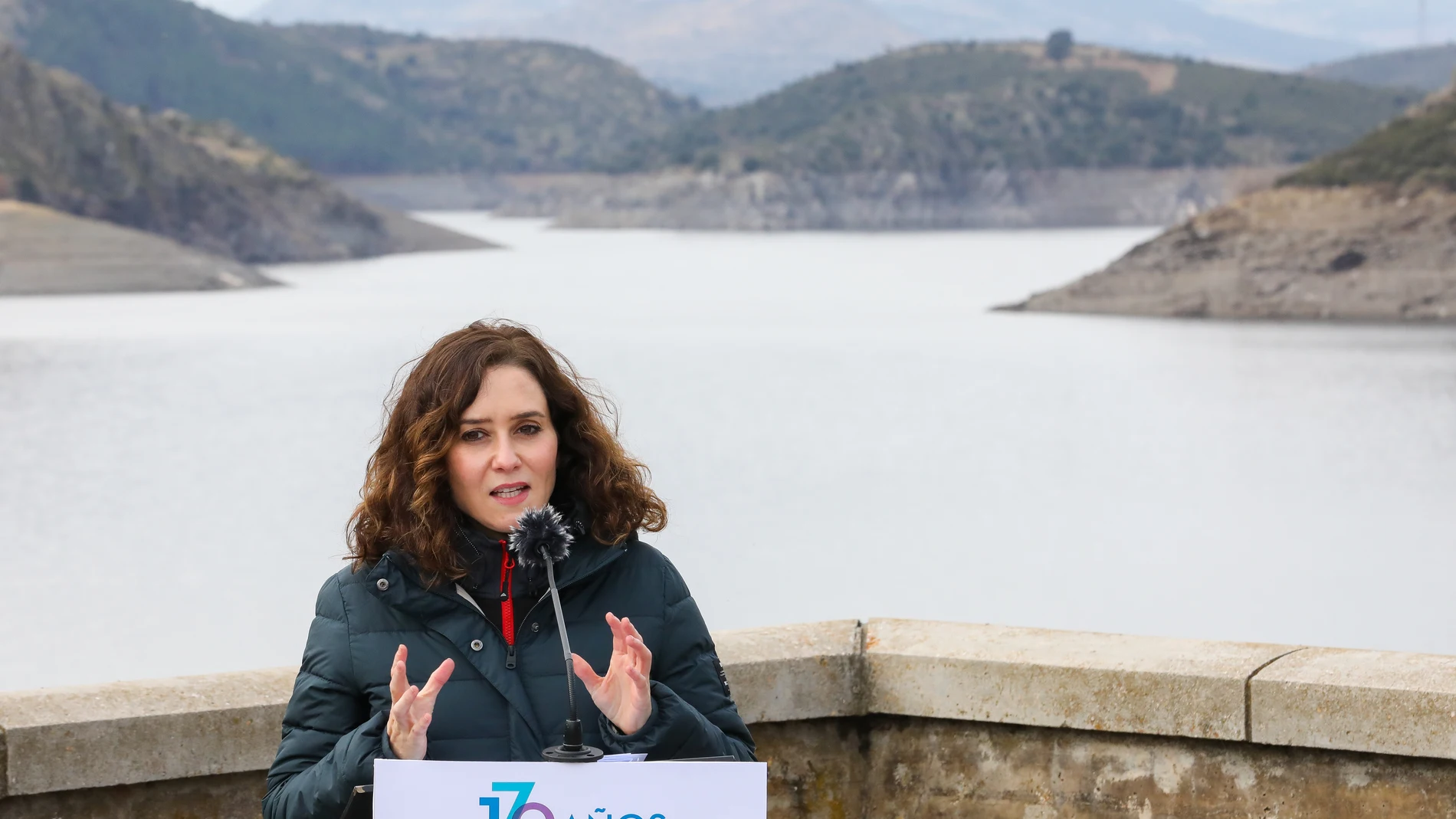 La presidenta de la Comunidad de Madrid, Isabel Díaz Ayuso, interviene en una visita al embalse de El Atazar