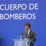 El alcalde de Madrid, José Luis Martínez-Almeida, durante la entrega de los diplomas de nuevo ingreso a los 86 bomberos especialistas que han superado las pruebas selectivas en esta categoría