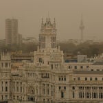 El Palacio de Correos, desde la terraza del Círculo de Bellas Arte, durante un episodio de calima en la capital