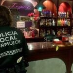 Una policía en el local del municipio sevillano de Bormujos