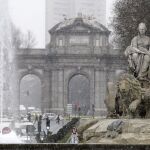 Vista de la Cibeles, con la Puerta de Alcalá al fondo, bajo la nieve