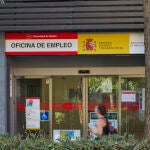 Varias personas pasan por delante de una oficina de empleo en Madrid
