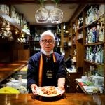Toribio Anta está al frente del restaurante cercano a la plaza