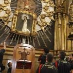 Misa en la Parroquia de La Paloma con la bajada del cuadro de la Virgen por los bomberos (Imagen de archivo)
