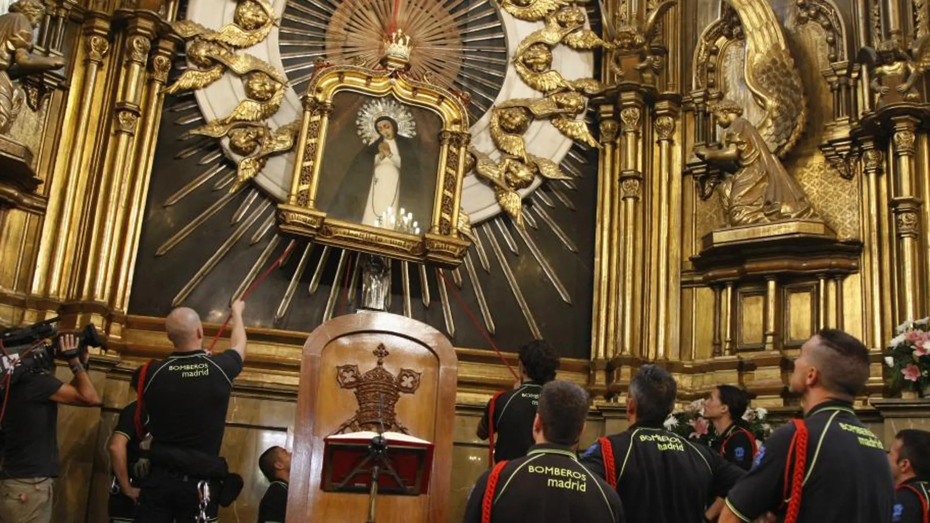 Misa en la Parroquia de La Paloma con la bajada del cuadro de la Virgen por los bomberos (Imagen de archivo)