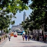 Varias personas caminan por "el otro" Paseo del Prado, en La Habana (Cuba)