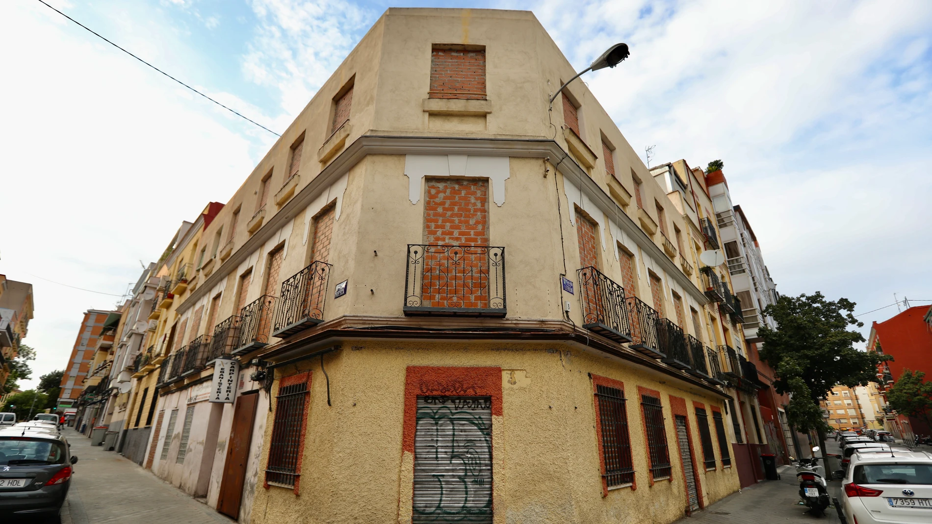 Edificio tapiado en el barrio de Tetuán, presa fácil de los "okupas"