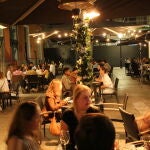 Varias personas en una terraza de Madrid