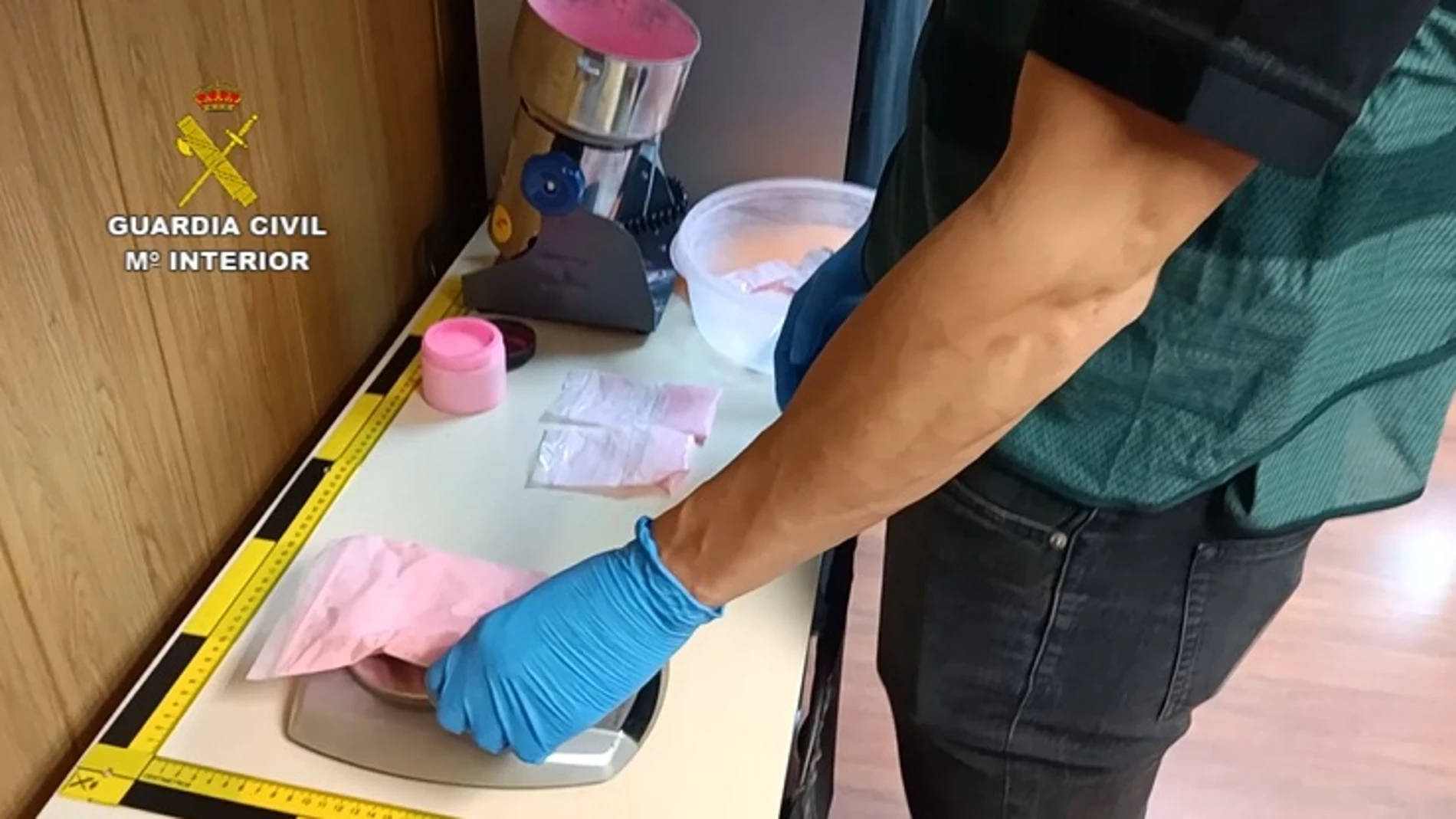 La Guardia Civil esclarece el violento robo de un reloj de 350.000€ y descubren un laboratorio de 'cocaína rosa'