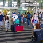 Viajeros que llegan al aeropuerto de Barajas, previa presentación de una prueba Covid negativa. Terminal 4.