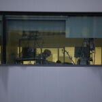 Sanitarios atienden en UCI del Hospital La Paz