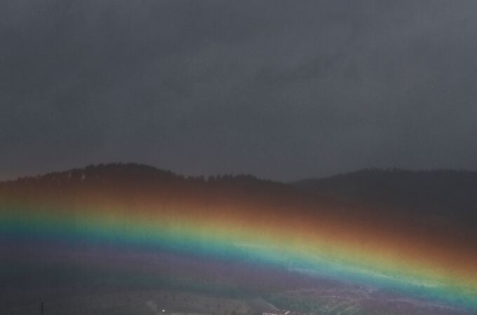 Imagen de archivo de un arcoiris con la lluvia. 