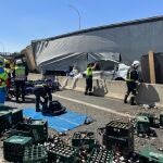 Un camión de cervezas pierde el control y choca contra un coche en la A4, resultando herida una conductora