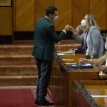 El presidente de la Junta de Andalucía, Juanma Moreno, felicita a la consejera de Fomento, Marifrán Carazo, tras la aprobación de la tramitación de la Lista