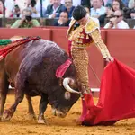 SEVILLA, 25/09/2022. - El diestro Pablo Aguado da un pase con la muleta a su primer toro, durante la corrida de la Feria de San Miguel celebrada este domingo en la Plaza de la Maestranza de Sevilla. EFE/Raúl Caro