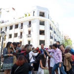 El delegado de Desarrollo Urbano, Mariano Fuentes, interviene ante los medios de comunicación para explicar la situación del edificio siniestrado, en la calle General Pardiñas