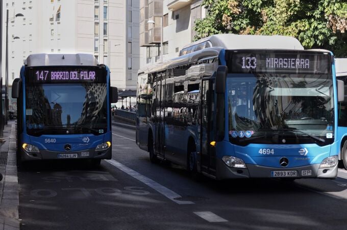 Dos autobuses de las líneas 147 y 133 de la Empresa Municipal de Transportes madrileña (EMT)