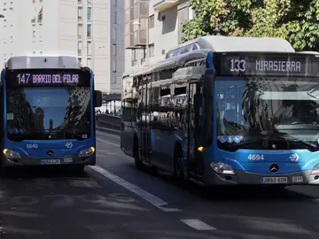 Dos autobuses de las líneas 147 y 133 de la Empresa Municipal de Transportes madrileña (EMT) Dos autobuses de las líneas 147 y 133 de la Empresa Municipal de Transportes madrileña (EMT)