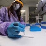 Una sanitaria en un laboratorio de Madrid