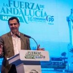 El presidente del PP-A y de la Junta, Juanma Moreno, durante su intervención en el acto de clausura del Congreso Provincial del PP de Huelva celebrado en Lepe