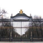 Una de las puertas de entrada a El Retiro