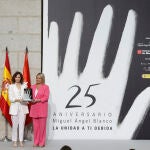 Mari Mar Blanco, hermana de Miguel Ángel Blanco, el edil del PP en Ermua asesinado por ETA en julio de 1997, entrega a la presidenta de la Comunidad de Madrid, Isabel Díaz Ayuso uno de los galardones otorgado al conjunto de la sociedad madrileña "por su apoyo y la acogida brindada durante décadas a los miles de exiliados procedentes del País Vasco que se vieron obligados a huir de su tierra como consecuencia de la violencia terrorista", durante el homenaje de la Fundación Miguel Ángel Blanco celebrado este lunes en la Real Casa de Correos de Madrid