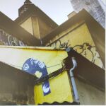Un chimpancé pintado sobre un muro de un edificio cercano a Gran Vía