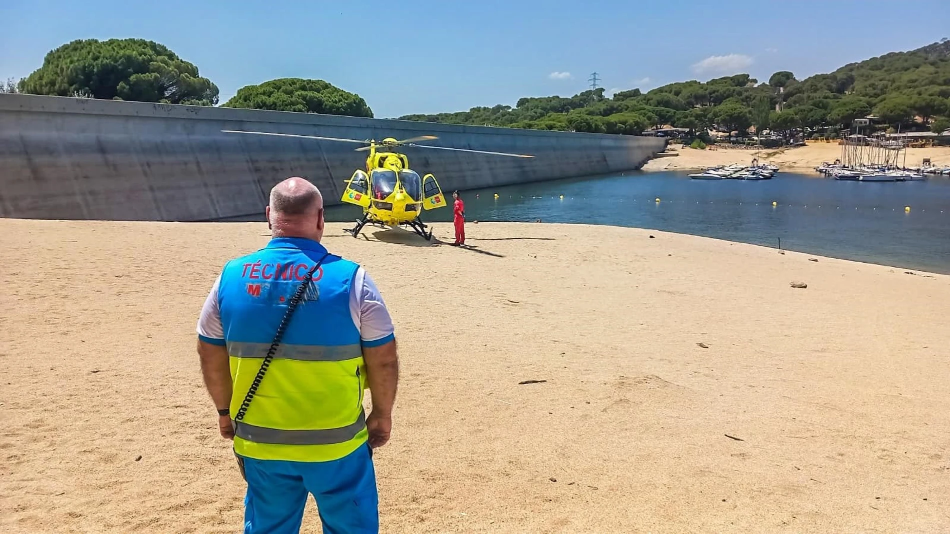 Un efectivo del Summa 112 en el pantano de San Juan este pasado fin de semana