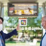 Madrid presentó este lunes un sistema que permitirá a las personas ciegas o con discapacidad visual orientarse en las paradas de autobús con el móvil. En la imagen, el consejero David Pérez