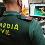 Un agente de la Guardia Civil frente a un ordenador durante su jornada de trabajo
