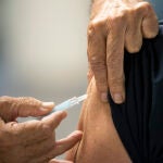 Un sanitario suministra una vacuna contra la covid
