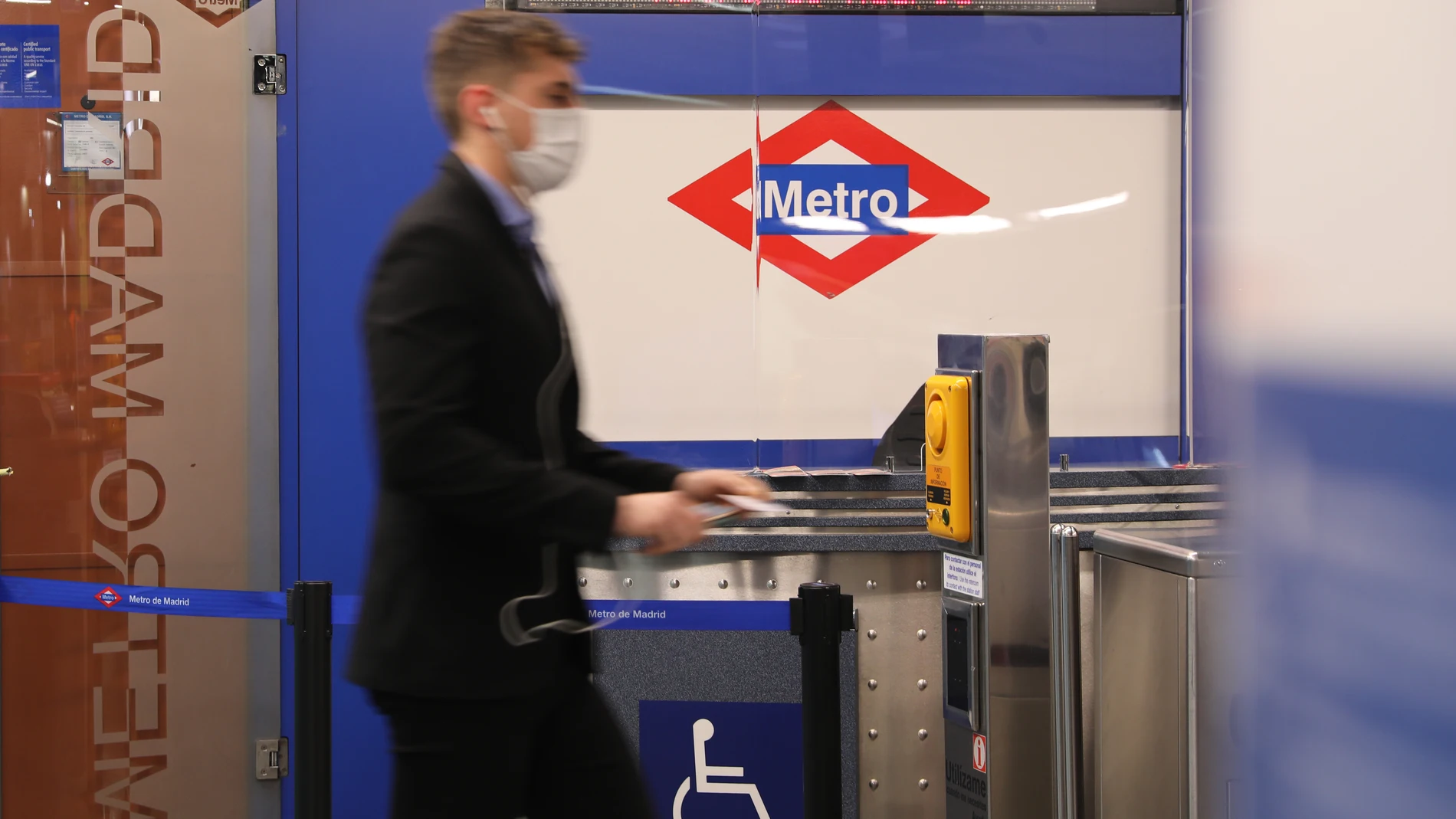 Una persona camina en la estación de metro de Sol