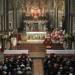 Miembros de la comunidad española en Londres asisten a una misa en la iglesia católica de St James, en el centro de Londres