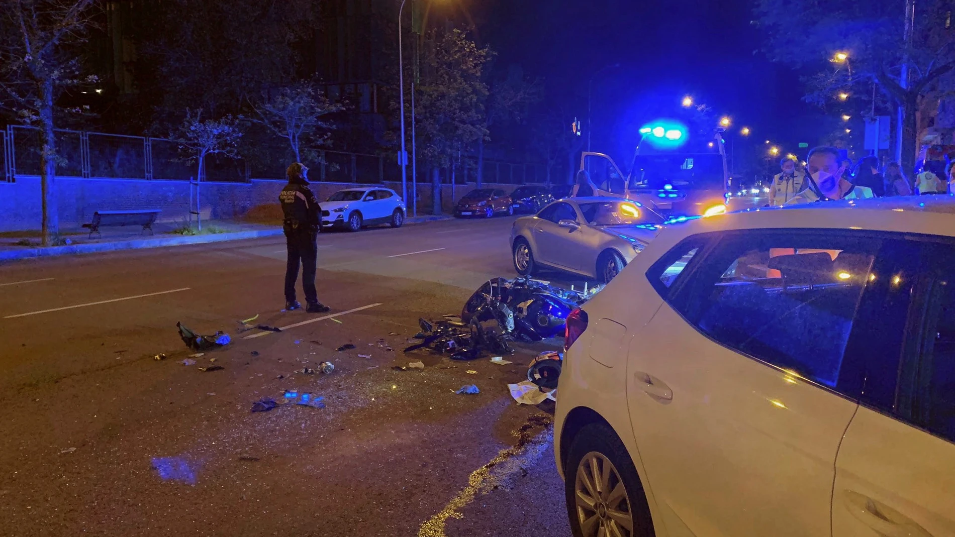 Imagen del estado en que ha quedado la motocicleta del hombre de 27 años que ha resultado herido grave esta noche al chocar contra la parte trasera de un turismo en la Avenida Islas Filipinas de Madrid