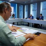 Detalle de la mesa de la reunión del Consejo Andaluz del Taxi, presidida por el viceconsejero de Fomento, Mario Muñoz
