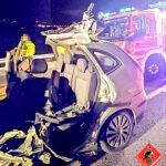 Un hombre de 73 años ha fallecido al estrellar el coche (en la imagen) que conducía contra un camión-grúa poco después, según todos los indicios, de matar de dos puñaladas en el pecho a su pareja sentimental, una mujer de 68 años, en su domicilio de Benidorm (Alicante).
