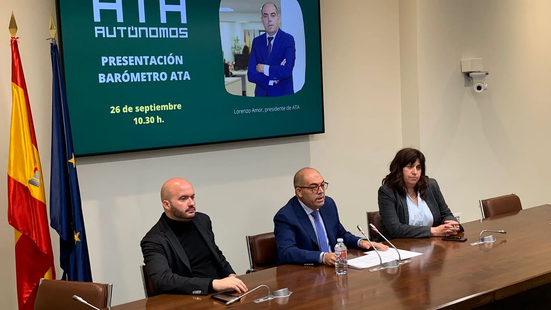 Lorenzo Amor (c), durante la presentación del XV Barómetro