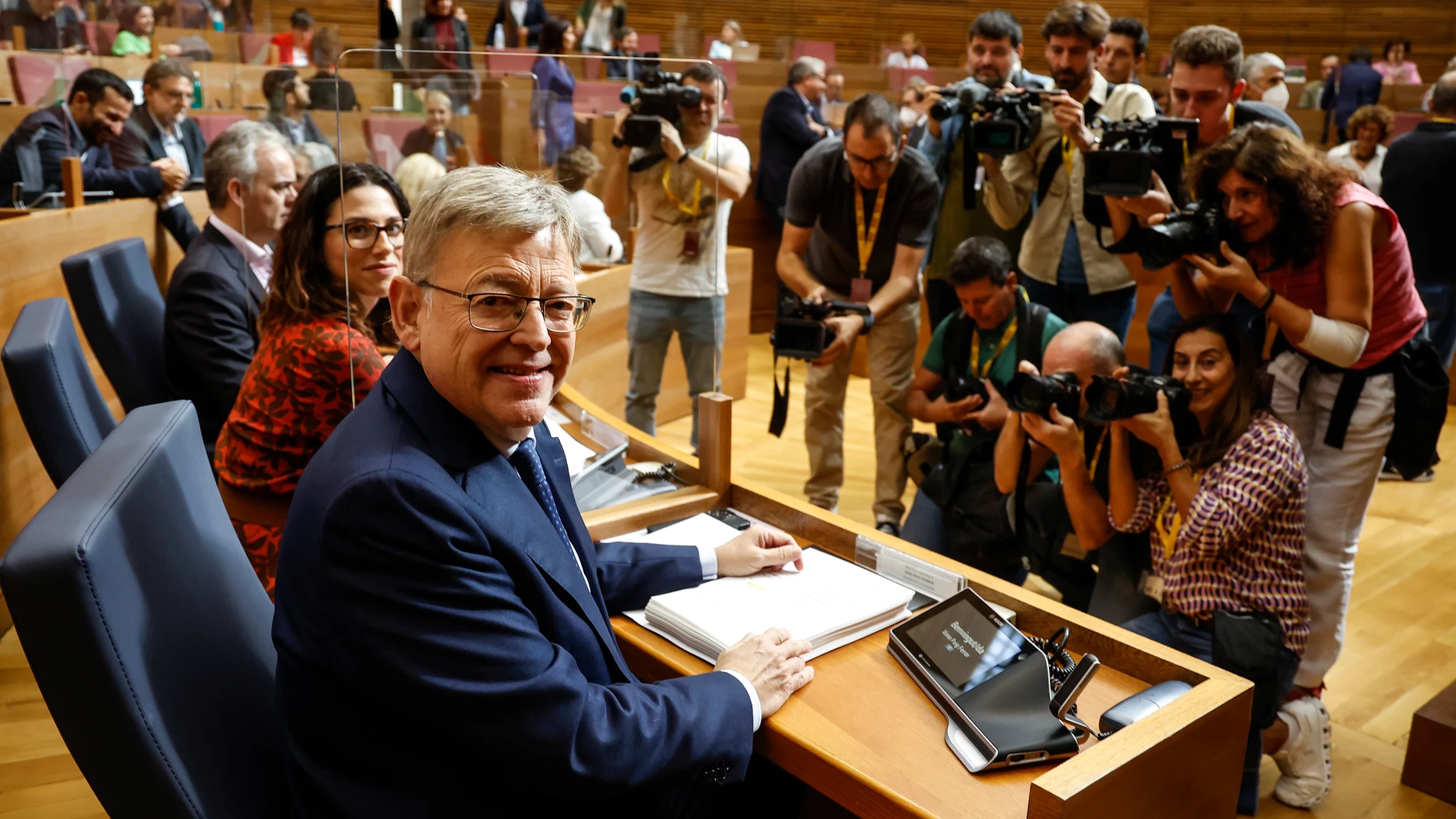 El presidente de la Generalitat Valenciana, Ximo Puig y la vicepresidenta y portavoz del Gobierno valenciano y miembro de Compromís, Aitana Mas, antes del debate de política general
