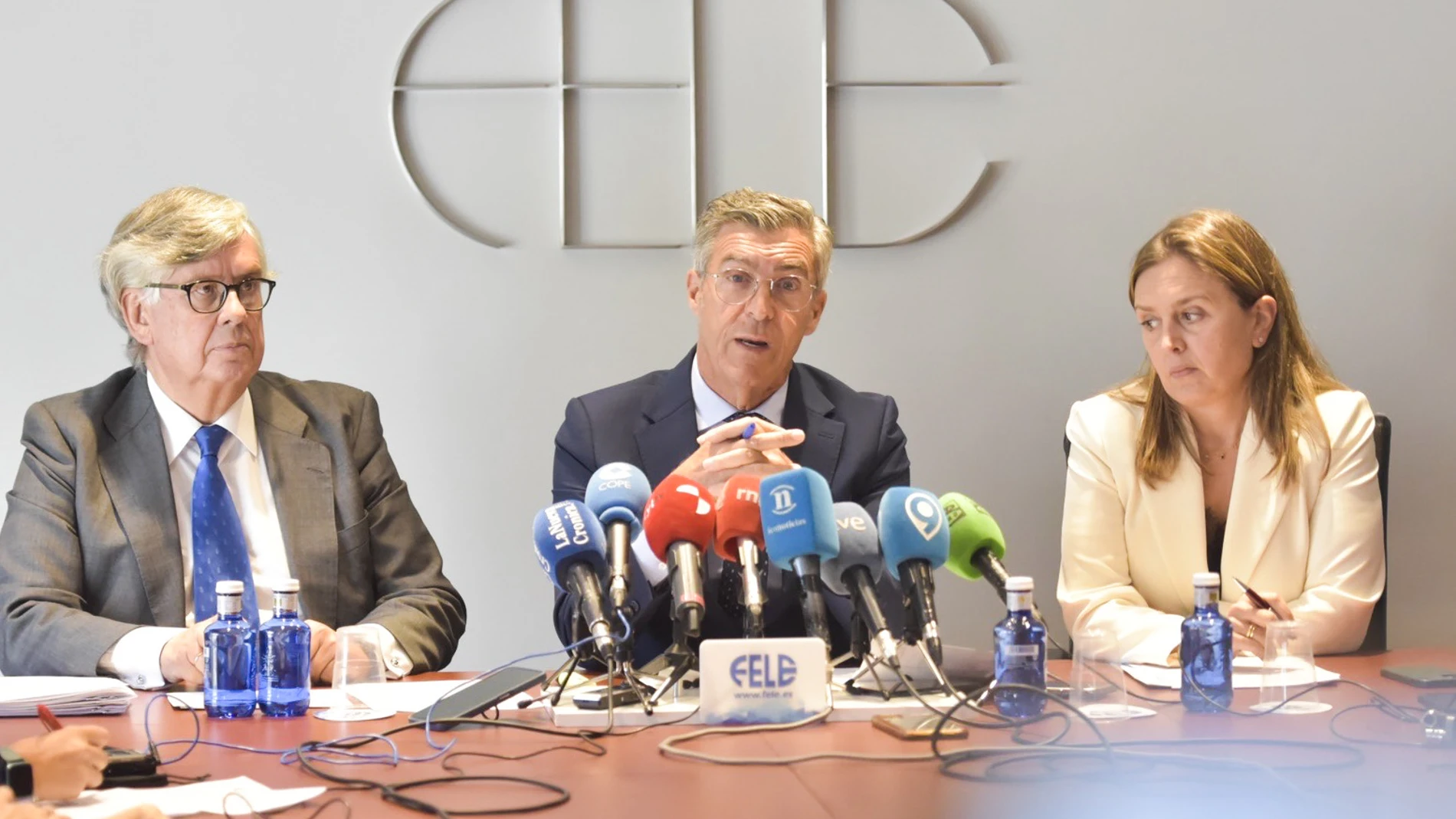 La unión empresarial conformada la Confederación de Empresarios de Galicia, la Federación Asturiana de Empresarios y la Federación Leonesa de Empresarios muestran su condena a la exclusión de Asturias, Galicia y León de los ejes prioritarios de la Unión Europea
