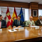 El consejero de Medio Ambiente, Vivienda y Ordenación del Territorio, Juan Carlos Suárez-Quiñones, firma con los representantes de los agentes sociales, CEOE-Castilla y León, CCOO y UGT, el Acuerdo de la Mesa del Diálogo Social en materia forestal, para la mejora del operativo de lucha contra incendios forestales