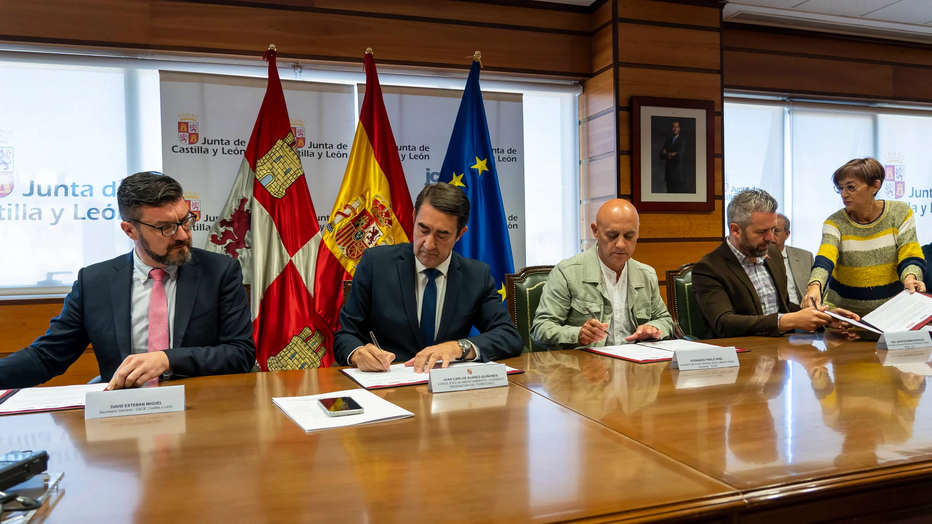 El consejero de Medio Ambiente, Vivienda y Ordenación del Territorio, Juan Carlos Suárez-Quiñones, firma con los representantes de los agentes sociales, CEOE-Castilla y León, CCOO y UGT, el Acuerdo de la Mesa del Diálogo Social en materia forestal, para la mejora del operativo de lucha contra incendios forestales